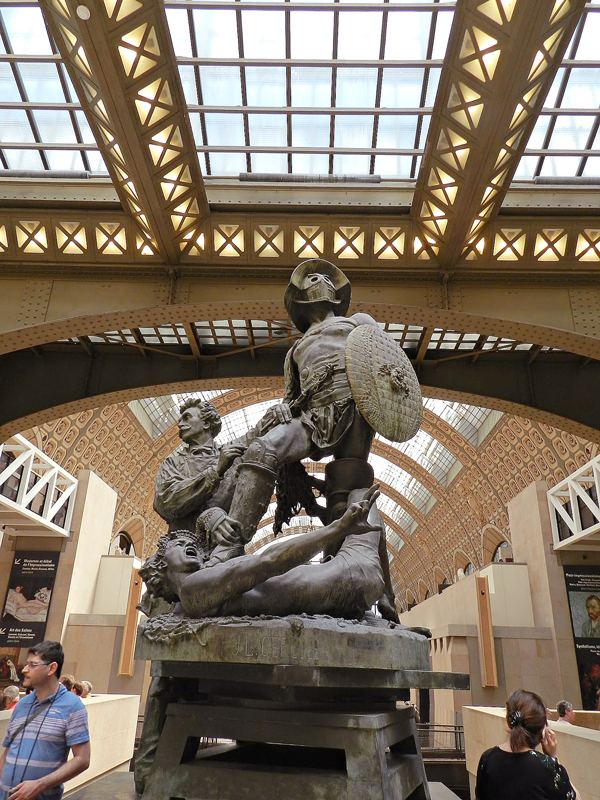 Escultura na entrada do Musèe d'Orsay TOUR EIFFEL