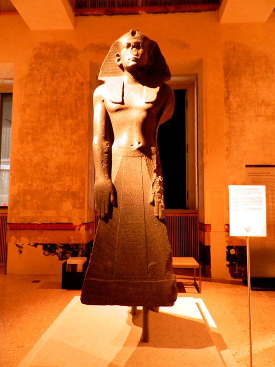 Estátua de oração do rei Amenemhet III no Ägyptisches Museum und Papyrussammlung  Dicas para conhecer BERLIM na Alemanha