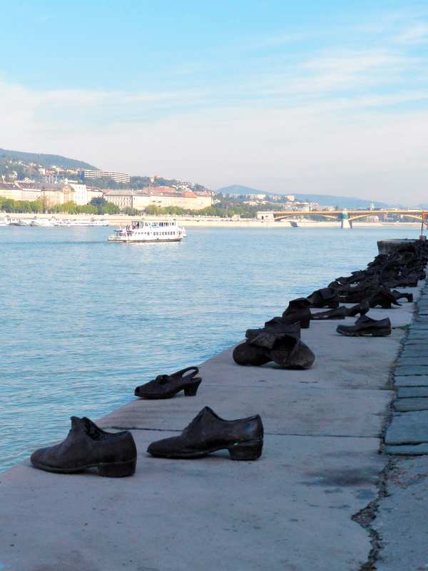 Shoes on the Danube Promenade viagem a BUDAPESTE