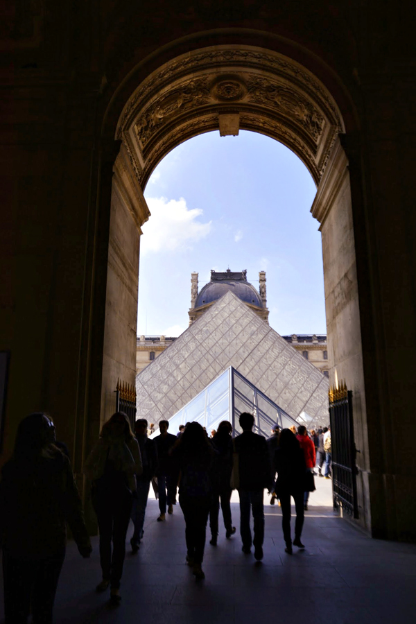 Chegando no Louvre em Paris