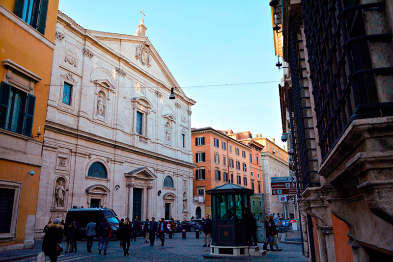 a fachada da San Luigi dei Francesi em Roma na Italia
