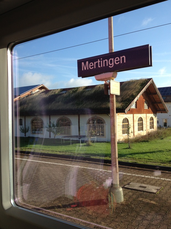 uma plataforma de estação de trem na Alemanha em COMPILADO DE DICAS PARA VIAJAR À EUROPA CENTRAL