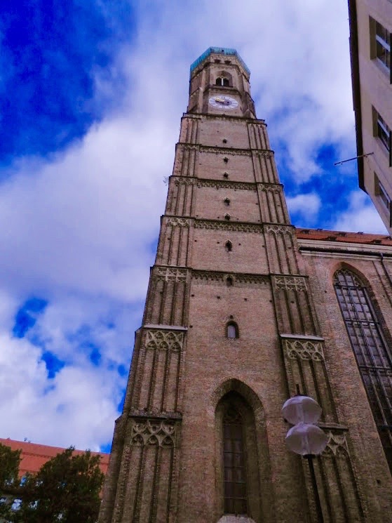 Uma das torres da igreja Frauenkirche Dicas de Viagem à MUNIQUE
