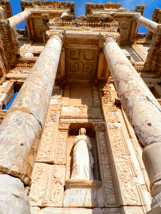 Arete na Biblioteca de Celso no Sítio Arqueológico de Ephesus na Turquia