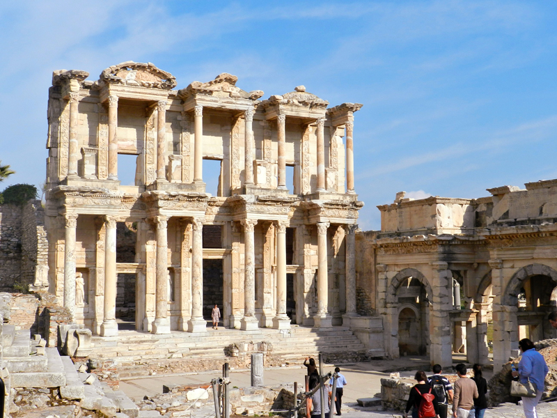 na Biblioteca de Celso no Sítio Arqueológico de Ephesus na Turquia