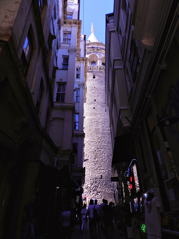 Galata Kulesi a Torre Galata de Istambul no lado moderno