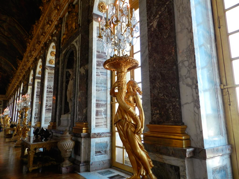 Salão dos Espelhos no Chateau de Versailles na França