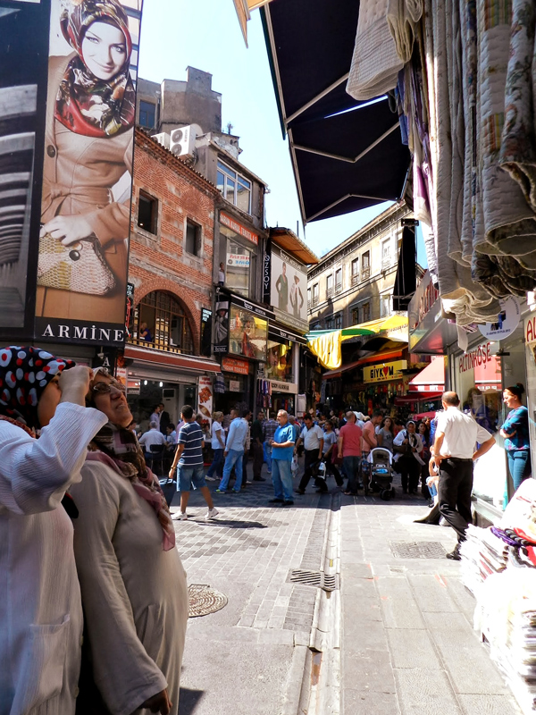 Arredores do Grand Bazaar em Istanbul Eminönü