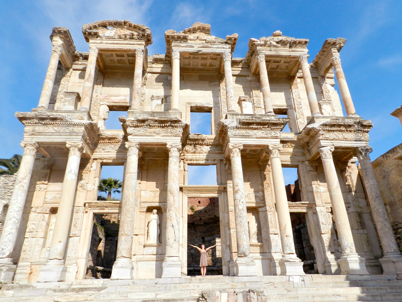 na Biblioteca de Celso no Sítio Arqueológico de Ephesus na Turquia