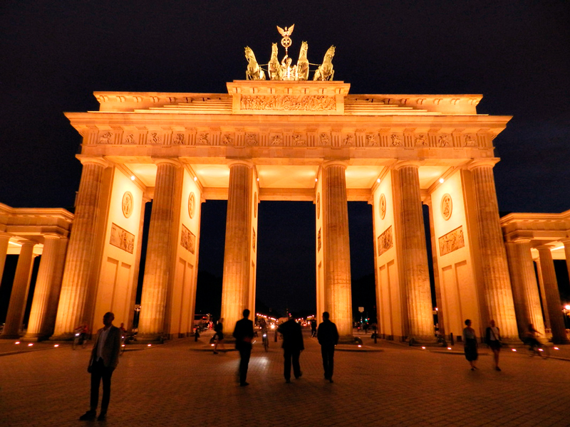 Brandenburger Tor à noite em Berlim