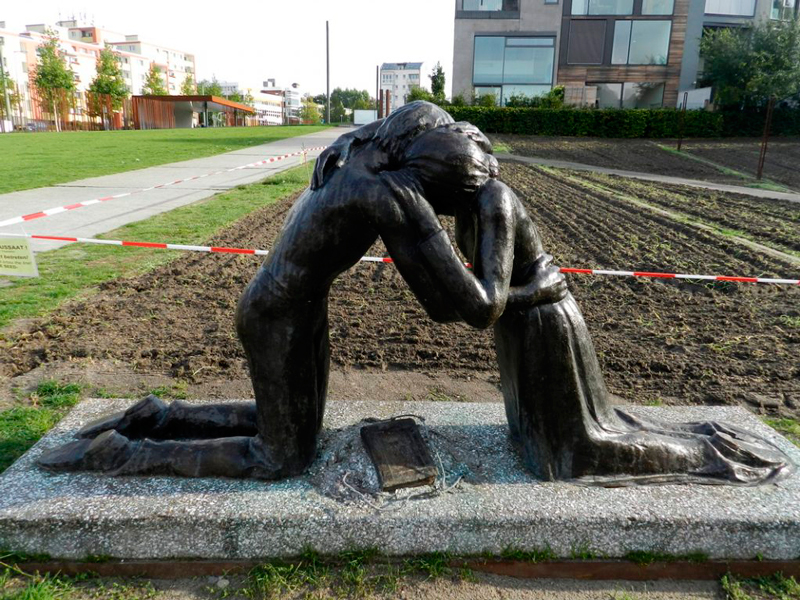 Skulptur "Reconciliation"  Dicas para conhecer BERLIM na Alemanha