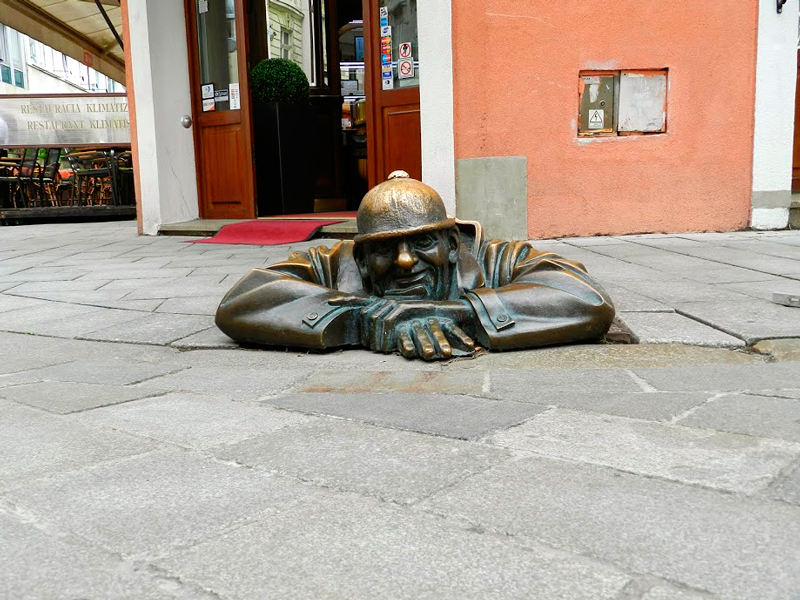 escultura no centro Dicas de Viagem para BRATISLAVA