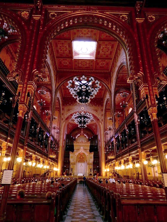 Interior da Dohány Utcai Zsinagóga viagem a BUDAPESTE