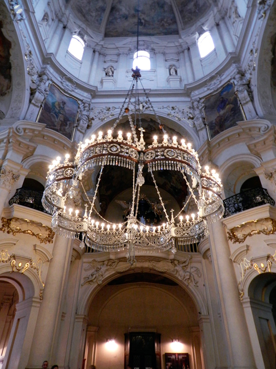 Detalhes do interior da igreja Kostel Svatého Mikuláše Viagem a praga na tchéquia