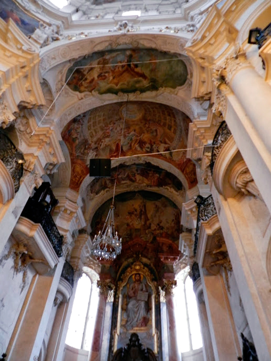 Detalhes do interior da igreja Kostel Svatého Mikuláše Viagem a praga na tchéquia