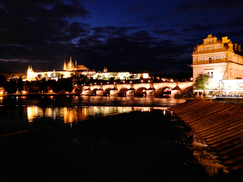 Vista do castelo de Praga e a ponte Carlos