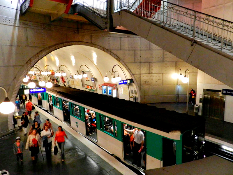 o Metropolitain de Paris na Estação Cité