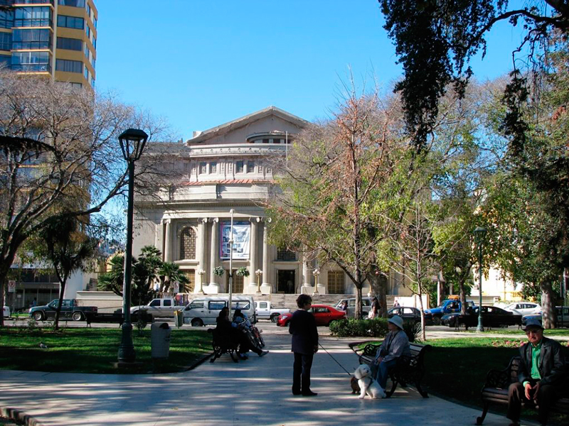 Teatro Municipal visto da Plaza José Francisco Vergara em Viña del Mar no chile