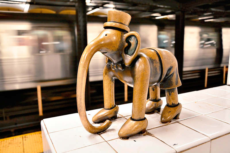 escultura life underground no metro de New York