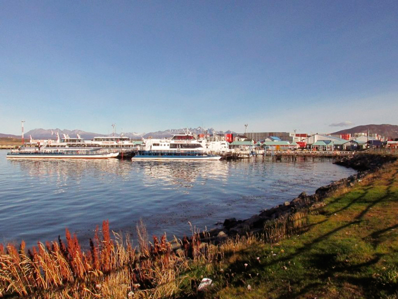 Vista do porto de Ushuaia no outono