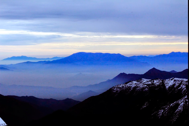 Vista de El Colorado no final da tarde em Farellones no Chile