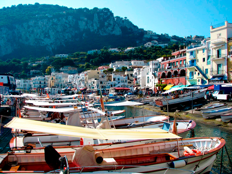 o porto em Capri na Italia, provincia de Napoli