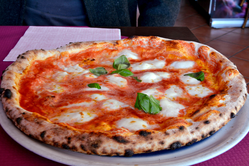 pizza de vietri sul mare na italia