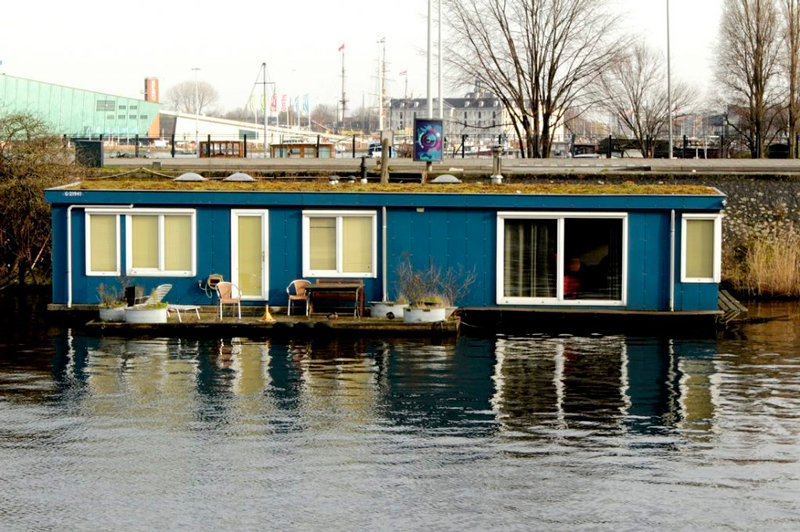 Casa no canal em Amsterdã na Holanda