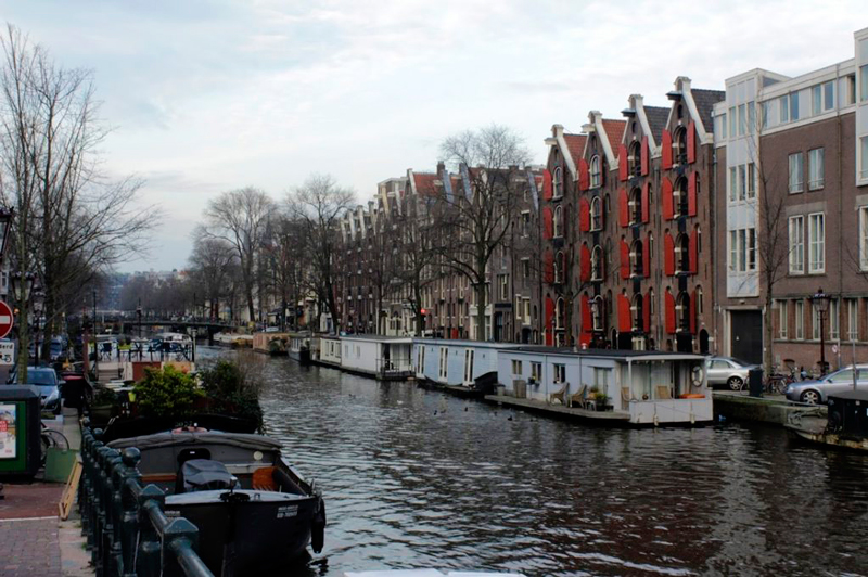 Casas próximas a canal em Amsterdã na Holanda