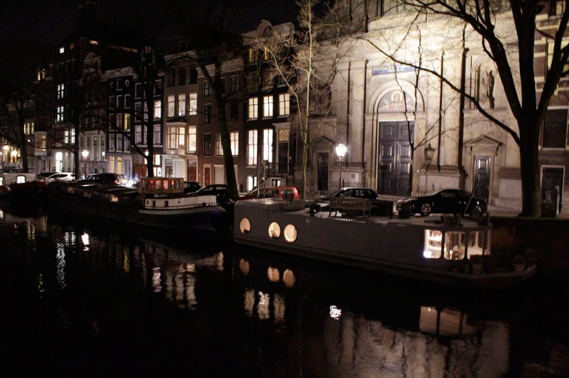 Casas no canal em Amsterdã na Holanda
