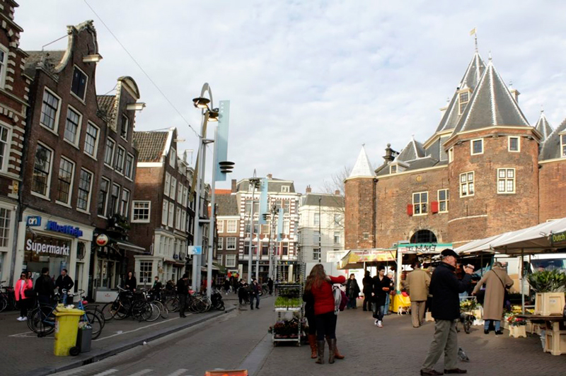 Feira no Nieuwmarkt em Amsterdam na Holanda