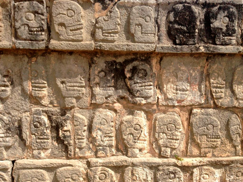 Detalhes de caveiras esculpidas em Chichén-Itzá no mexico