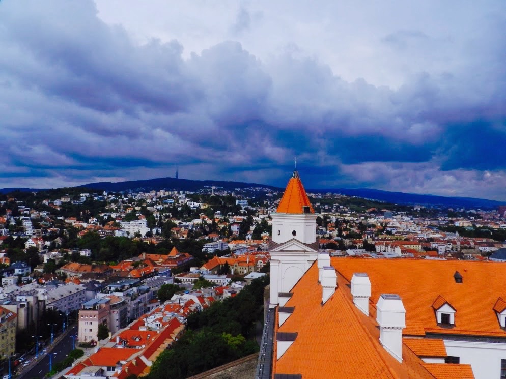 A cidade vista do seu castelo de bratisava na eslováquia