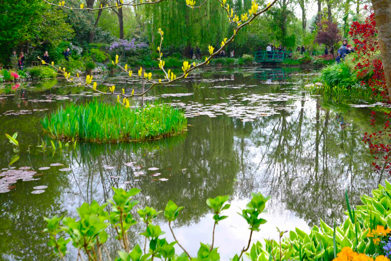 Começo de Primavera nos Jardins e Casa de Claude Monet ou Fondation Claude Monet em Giverny na França