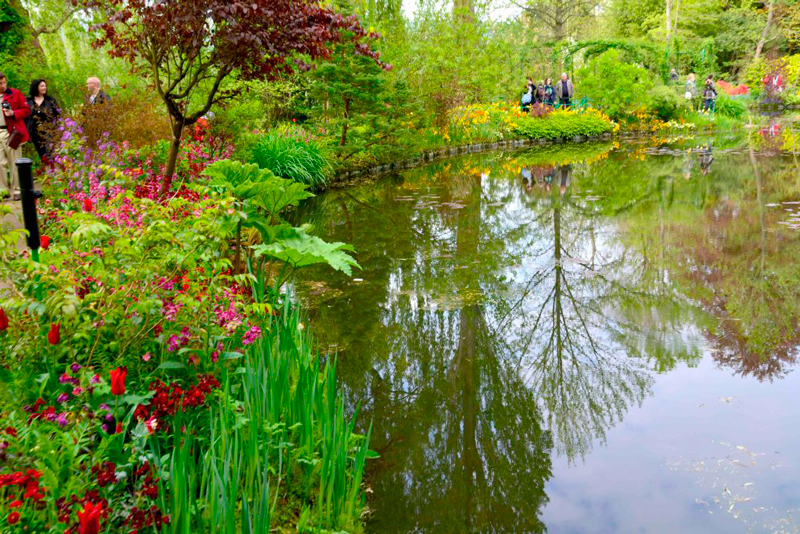 Começo de Primavera nos Jardins e Casa de Claude Monet ou Fondation Claude Monet em Giverny na França