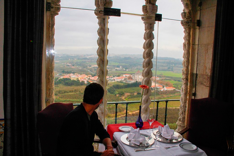 restaurante na vila medieval de Obidos em Portugal