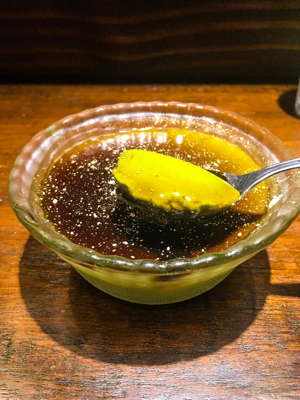 Mousse de Machá com calda de açúcar mascavo do Izakaya Omoide Sakaba