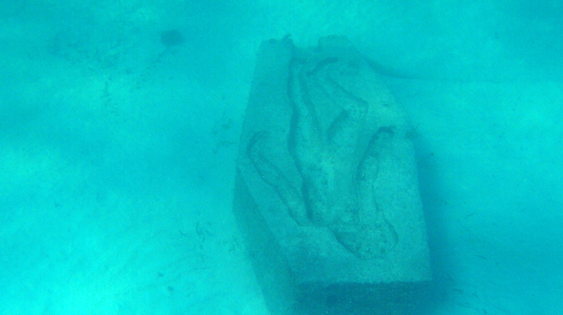 Uma escultura encontrada no mergulho em Cancun no Mexico