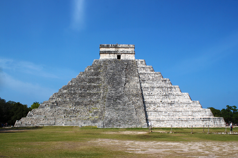 A grande pirâmide El Castillo de Chichen Itzá no México