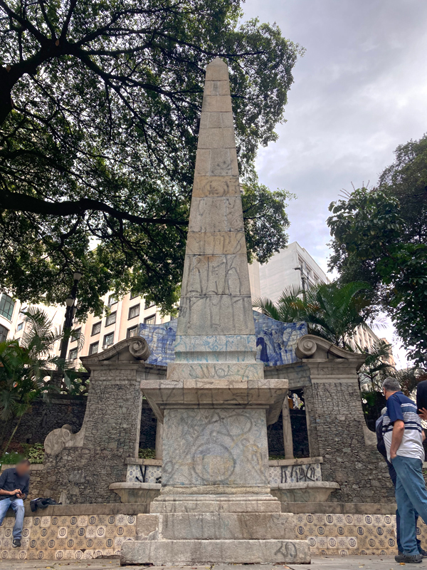 Obelisco dos Piques no Largo da Memória