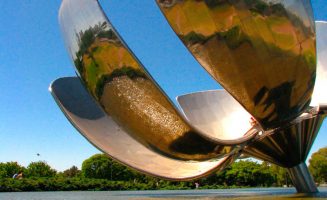 Floralis Generica na Plaza de las Nacionel Unidas de buenos aires na argentina