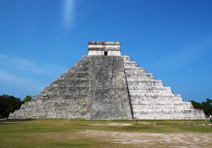 A grande pirâmide El Castillo de Chichen Itzá no México