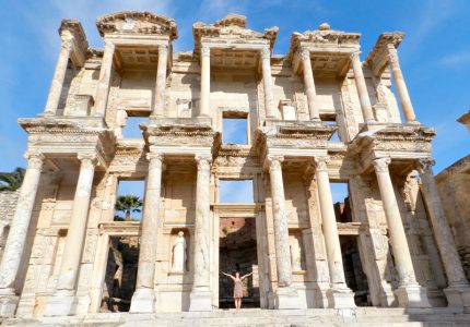 na Biblioteca de Celso no Sítio Arqueológico de Ephesus na Turquia