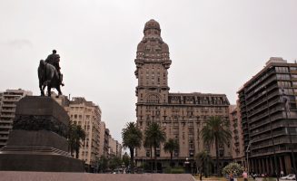 Palacio Salvo e a estatua do Jose Gervacio Artigas em Montevideo
